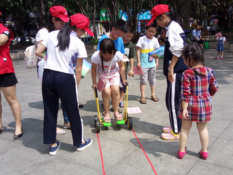 2.踩平衡车体验活动.jpg