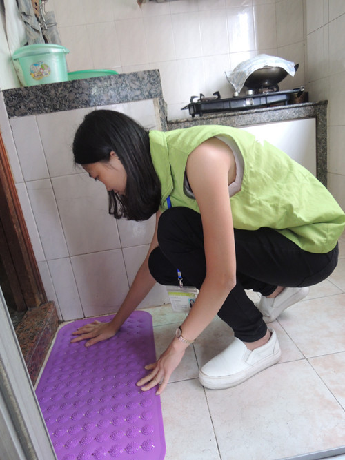 4、为老人家中铺上防滑垫.jpg