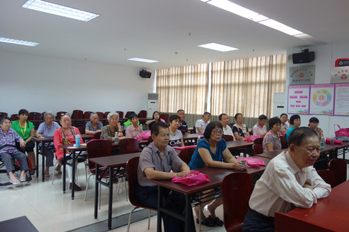 2.老年人认真听讲座.JPG
