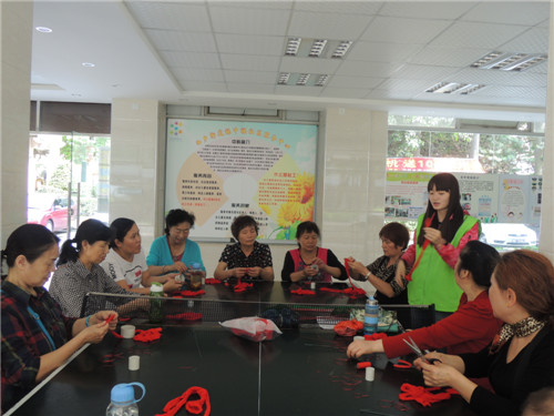 2.社工教组员制作丝网花.jpg