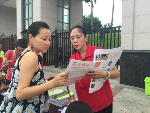 2.义工向居民宣传.JPG