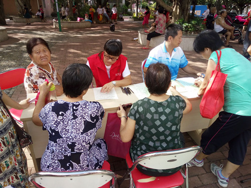 1.义工在指引居民填写表格.jpg