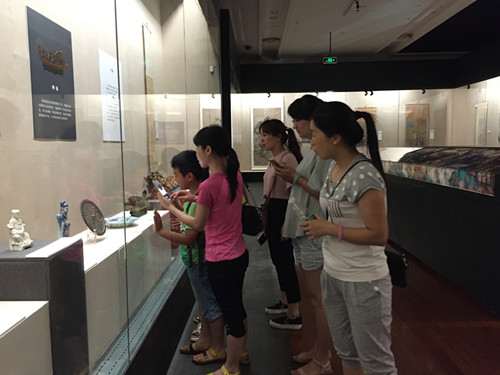 1.亲子家庭参观广东省博物馆.JPG
