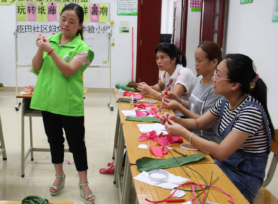 03.社工正在教组员们学习纸藤花.png