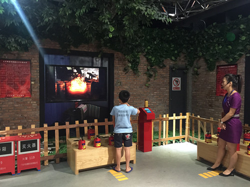 2.模拟使用灭火器灭火.JPG