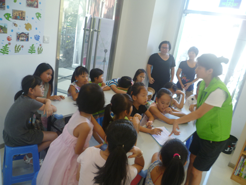 2.社工带领组员了解女童保护知识.jpg