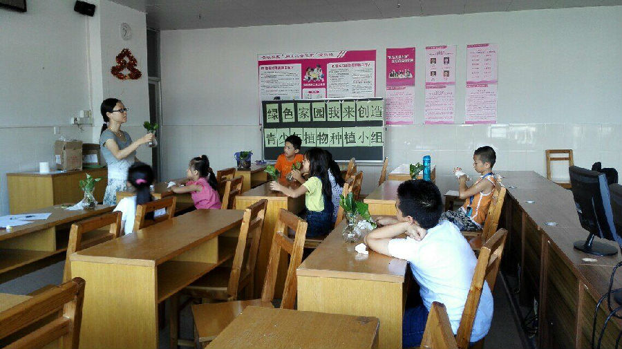 图二 成员们学习种植绿萝.jpg