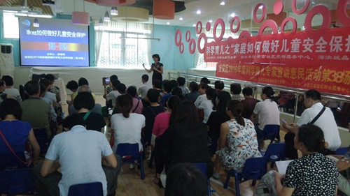 01.讲座吸引众多家长参与.jpg