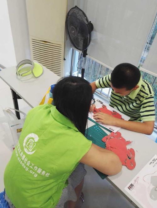 3.桃源社工在指导小朋友剪纸.jpg