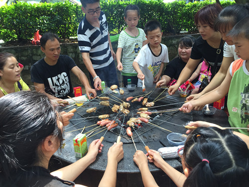 1.孩子和家长一起享受烧烤的乐趣.JPG