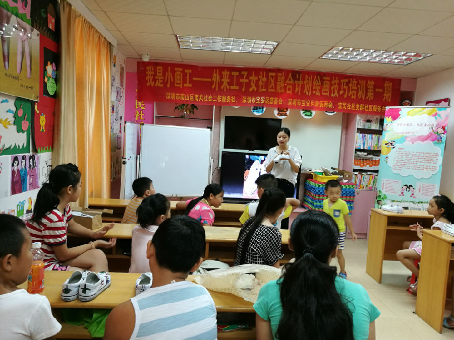 社工姐姐在给小画工讲解涂鸦小白鞋的内容.jpg