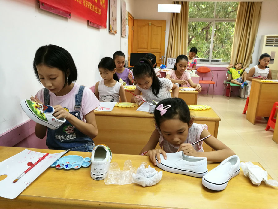 小画工们在认真的涂鸦自己的小白鞋.jpg