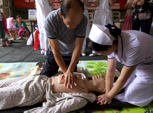 01.居民朋友现场体验急救技巧.jpg