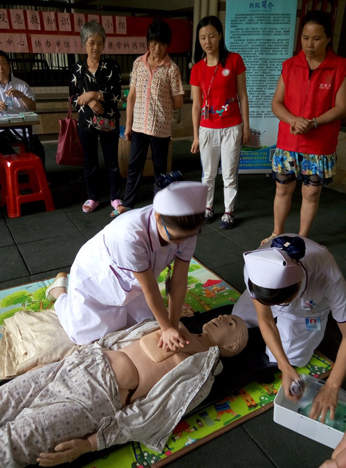 02.医护人士现场演示急救方法.jpg