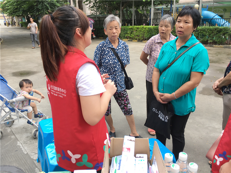社工现场回答居民药品相关问题.JPG