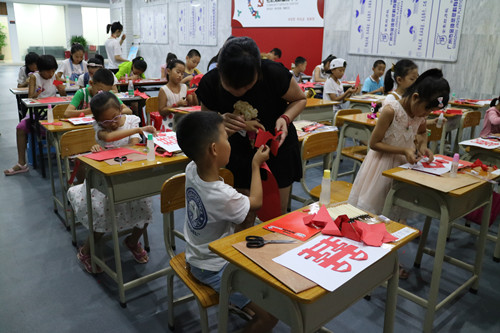 06.剪纸学习班的课堂情况.JPG