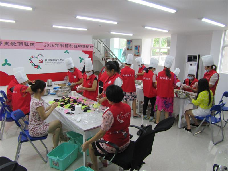2.社工邻导义工做月饼.JPG