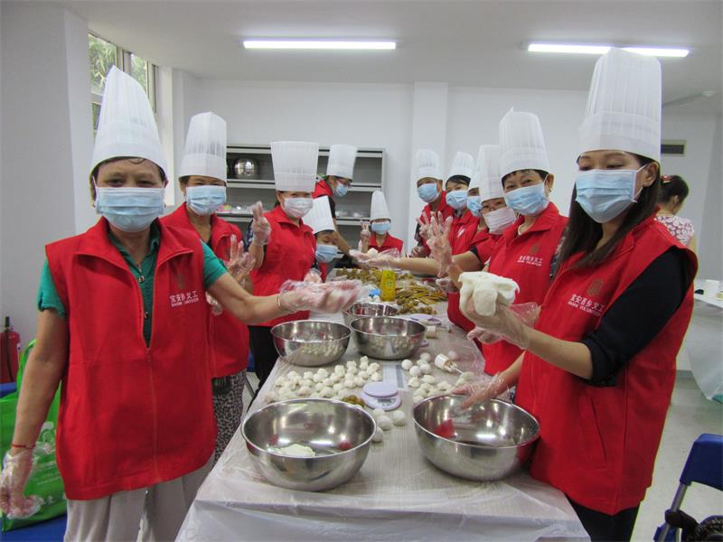 3.义工做月饼.JPG
