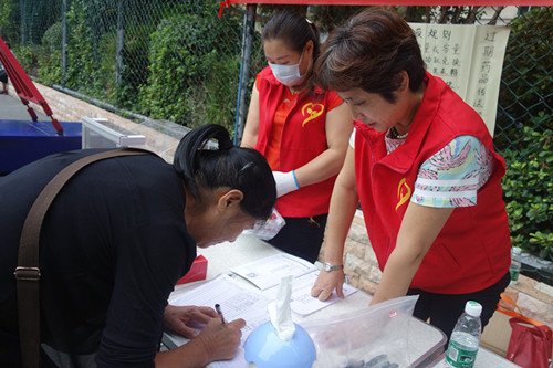 3.项目义工协助开展活动.JPG