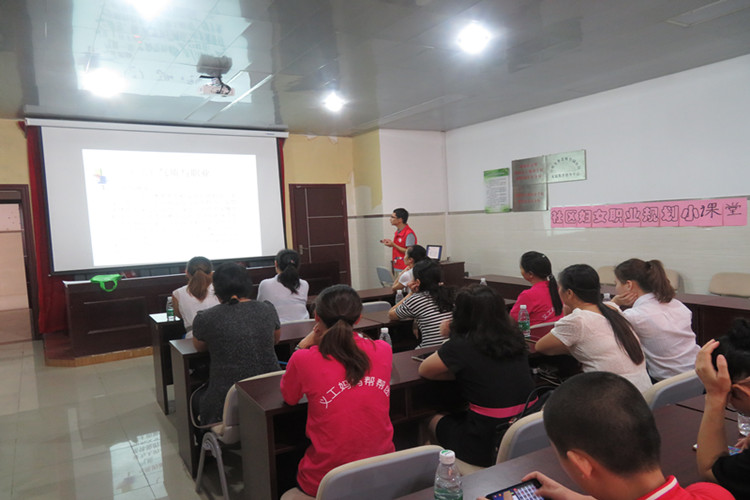 3.社工在给参加者讲课.JPG