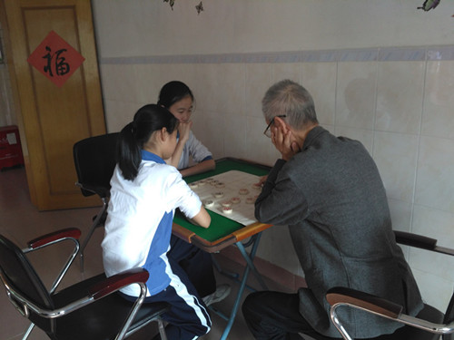 2.学生陪老人下棋.jpg