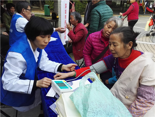 3.量血压的居民们.jpg