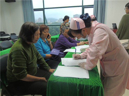 护士为老人做健康评估问卷和量血压(2).jpg
