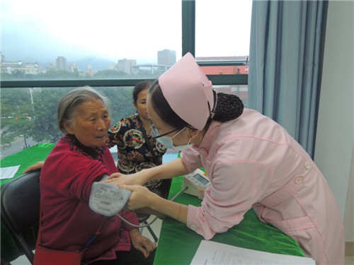 护士为老人做健康评估问卷和量血压 (1).jpg