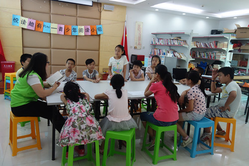 1.社工带领组员分享阅读乐趣.JPG