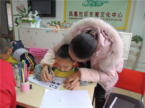 1.家长协助孩子绘画熊猫.jpg