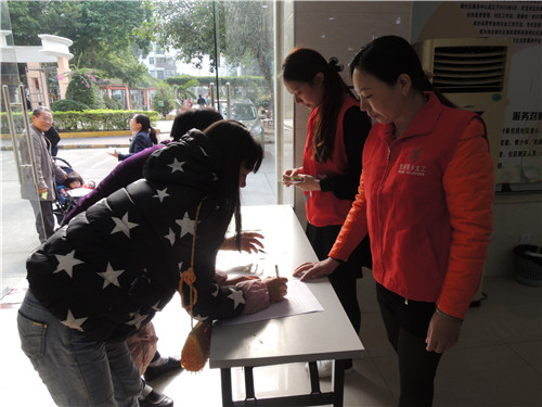 1.社工+义工引导活动参与者.JPG