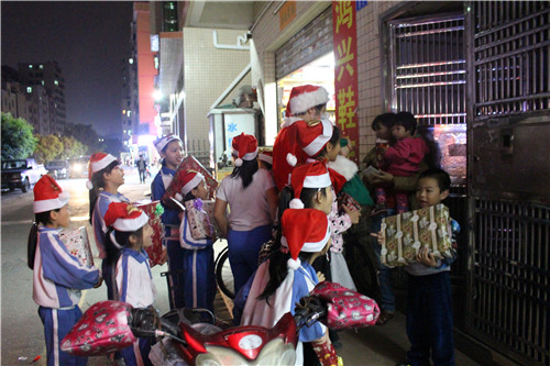 圣诞老人和小精灵正在给小朋友派送礼物.JPG