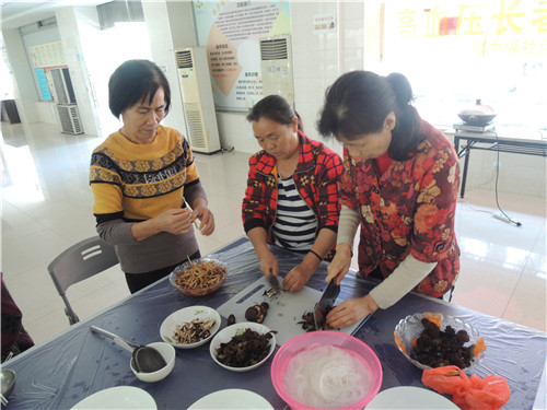 1.社区长者准备食材.JPG
