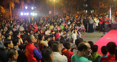 2.居民在观看晚会.jpg