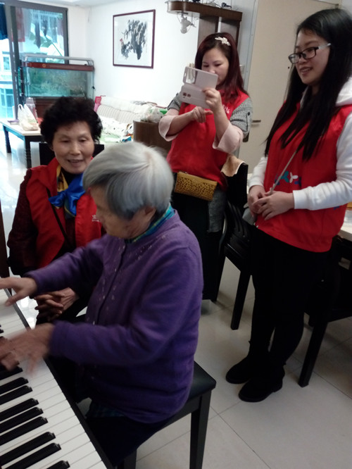 3.奶奶表演钢琴.jpg