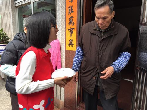 5.社工送汤圆到社区慰问.JPG