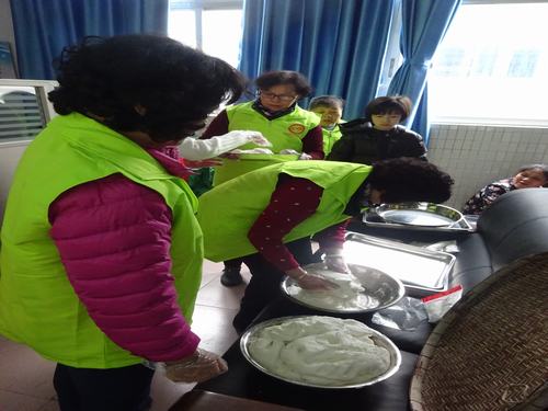 1.社区志愿者队帮忙分发面团.JPG