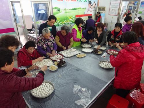 2.齐乐融融包汤圆.JPG