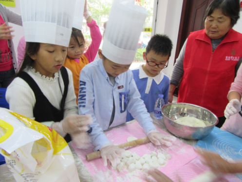1.青少年在体验擀面皮.png