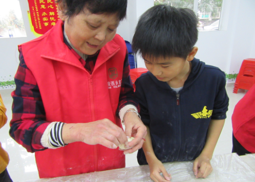 2.青少年跟义工学习包饺子.png