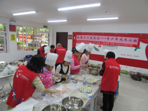 3.社工、义工与青少年其乐融融包饺子.png