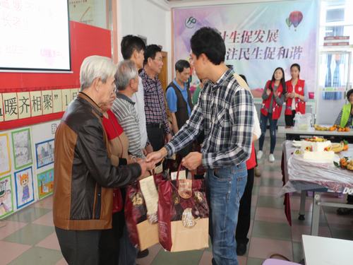 2.民政委员派发生日礼品.JPG