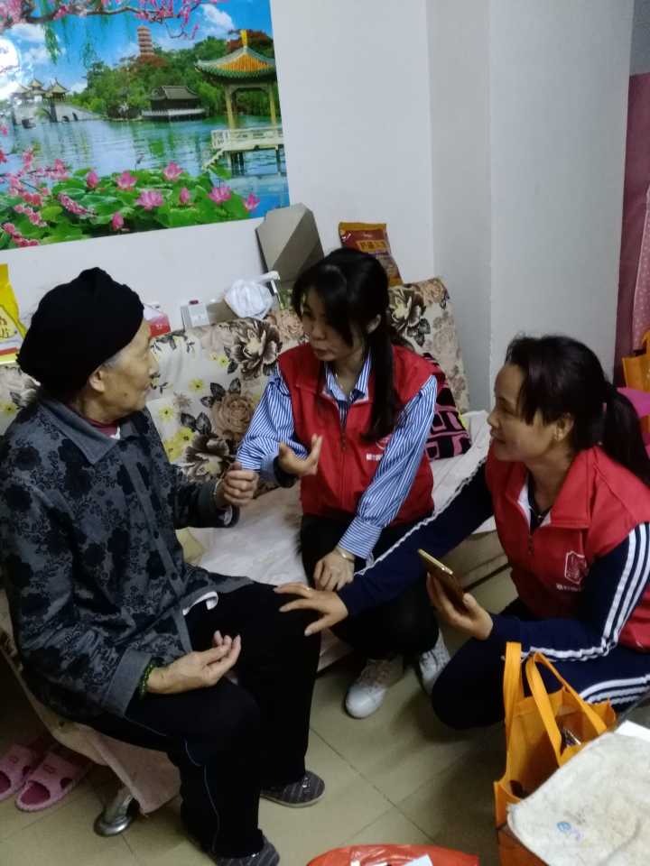 1.义工在和老人家聊天.jpg