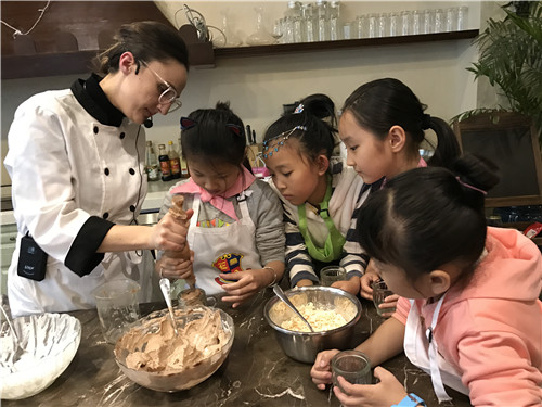 3 我在给冰淇淋裱花哦.jpg