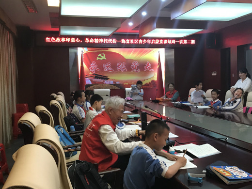 2、关工委的老党员坐在孩子们的中间讲述红色故事.jpg