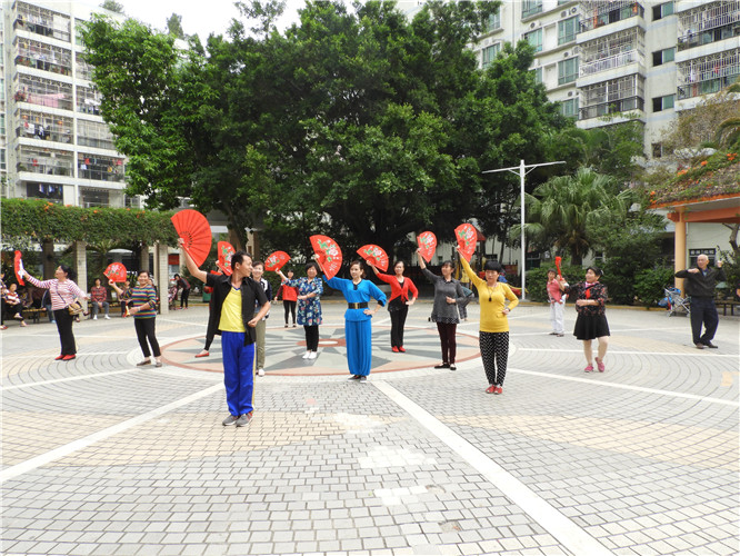 20180409 我运动我健康 我快乐我长寿——福中福“太极舞出健康,舞出美”小组 阿姨们认真跟学.JPG