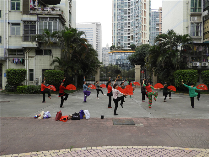 20180409 我运动我健康 我快乐我长寿——福中福“太极舞出健康,舞出美”小组 阿姨们都学会了太极扇子舞.JPG