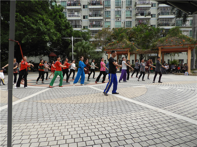 20180409 我运动我健康 我快乐我长寿——福中福“太极舞出健康,舞出美”小组 舞蹈前做热身运动.JPG