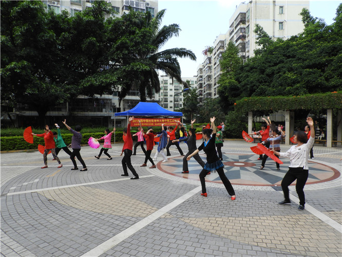 20180409 我运动我健康 我快乐我长寿——福中福“太极舞出健康,舞出美”小组 吸引了居民模仿.JPG