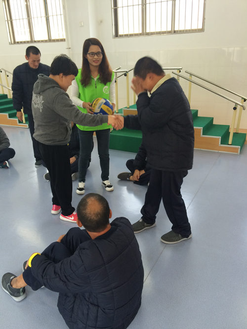 生活社交训练:受助人员在社工的鼓励下与小伙伴握手.JPG
